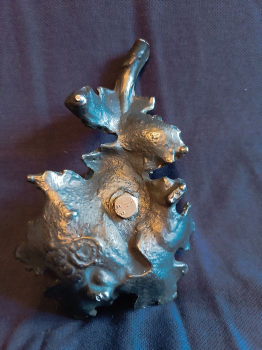 Metalowy świecznik w kształcie liścia metaloplastyka kaganek PRL