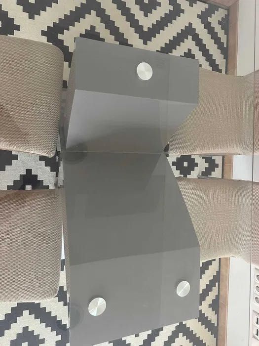 Mesa de vidro com cadeiras