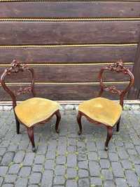 Dwa drewniane krzesła