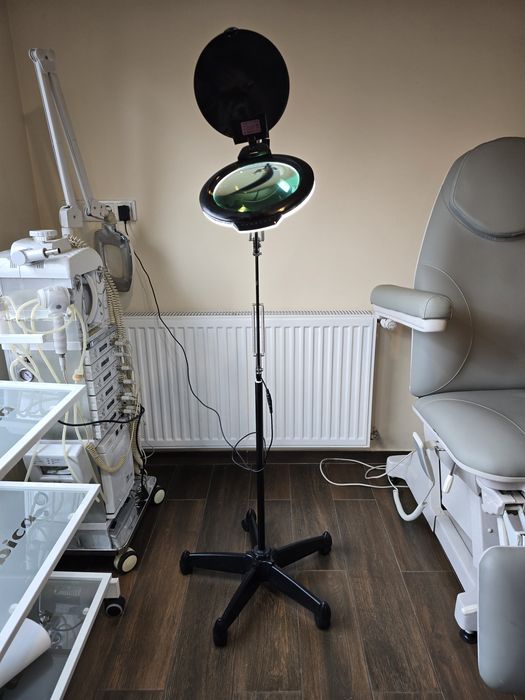 Lampa lupa ledowa na statywie