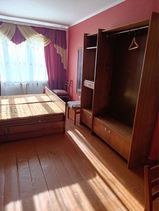 Здам кімнату в гуртожитку, Інститутська