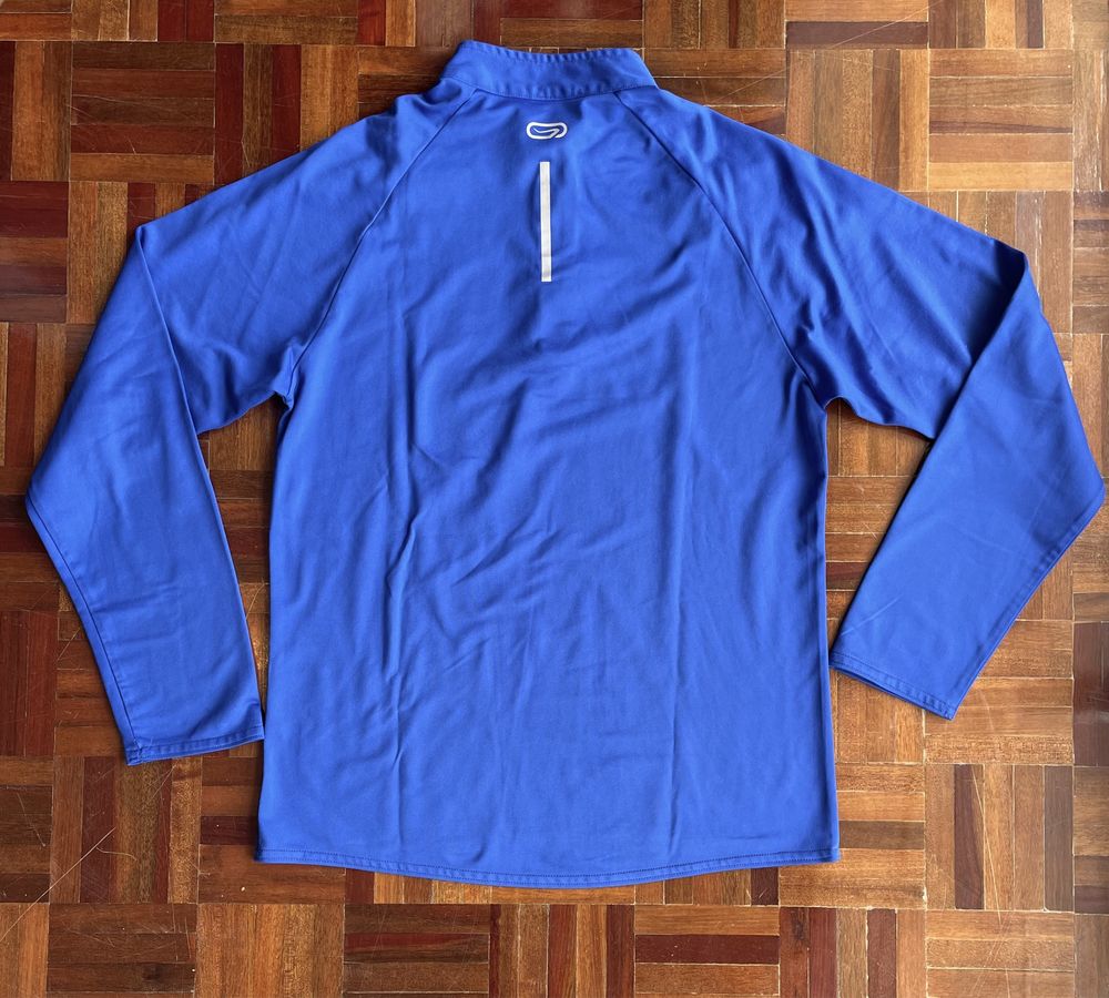 Camisola azul de desporto