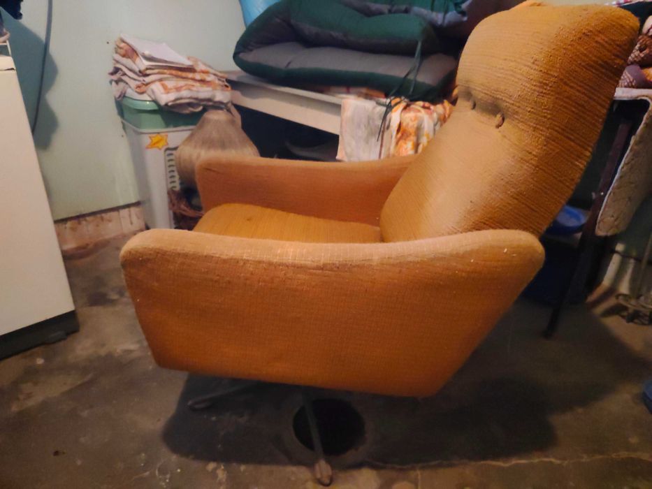 Fotel obrotowy z czasów PRL - baza do renowacji