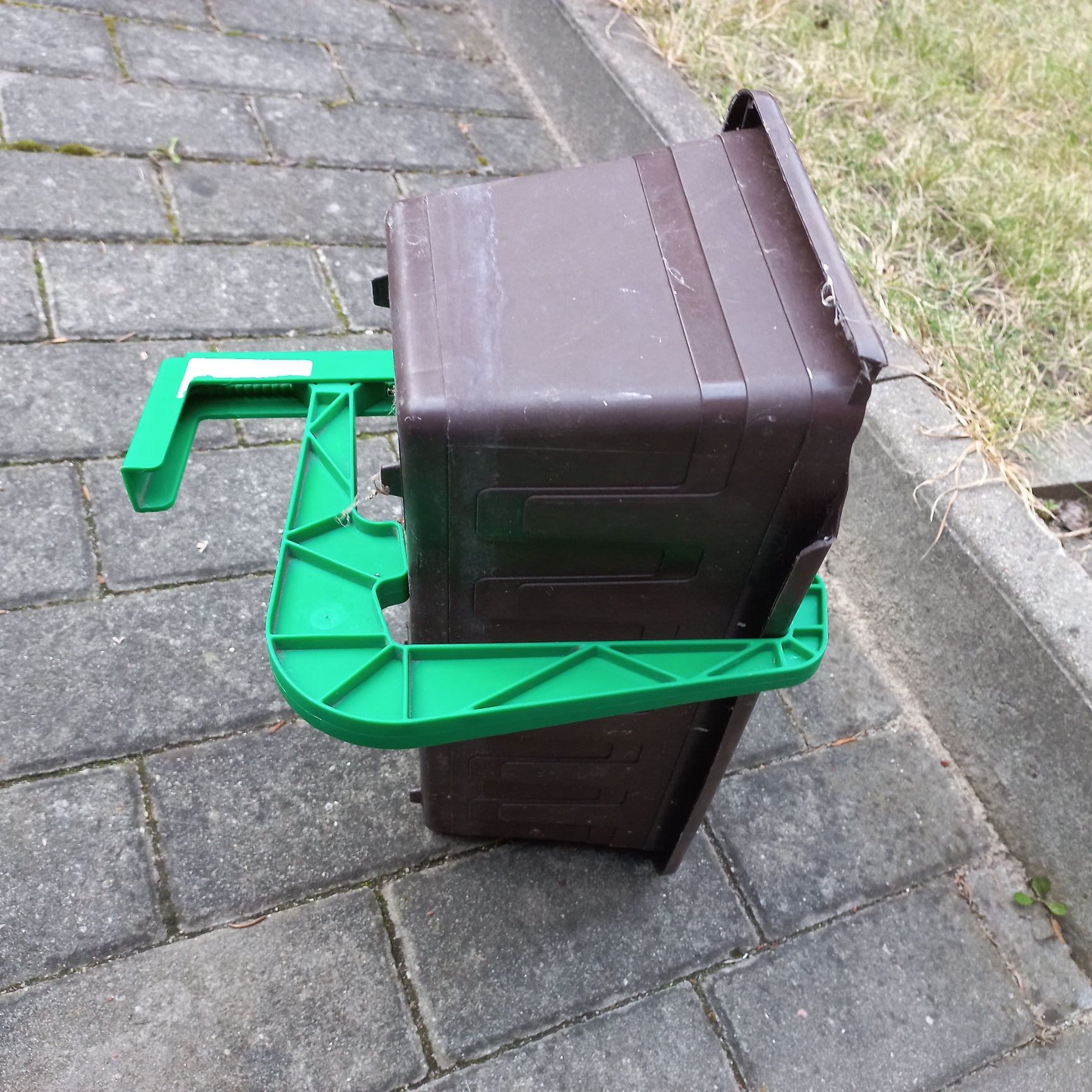 Wieszaki na balkonowe skrzynki  na kwiaty
