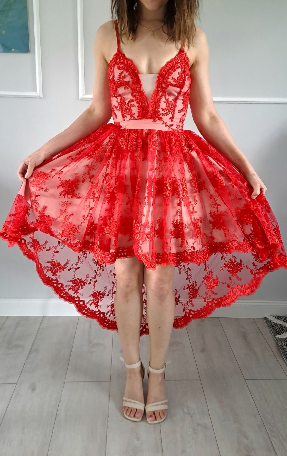 Koronkowa czerwona sukienka na ramiączkach tiulowa rozkloszowana wesel
