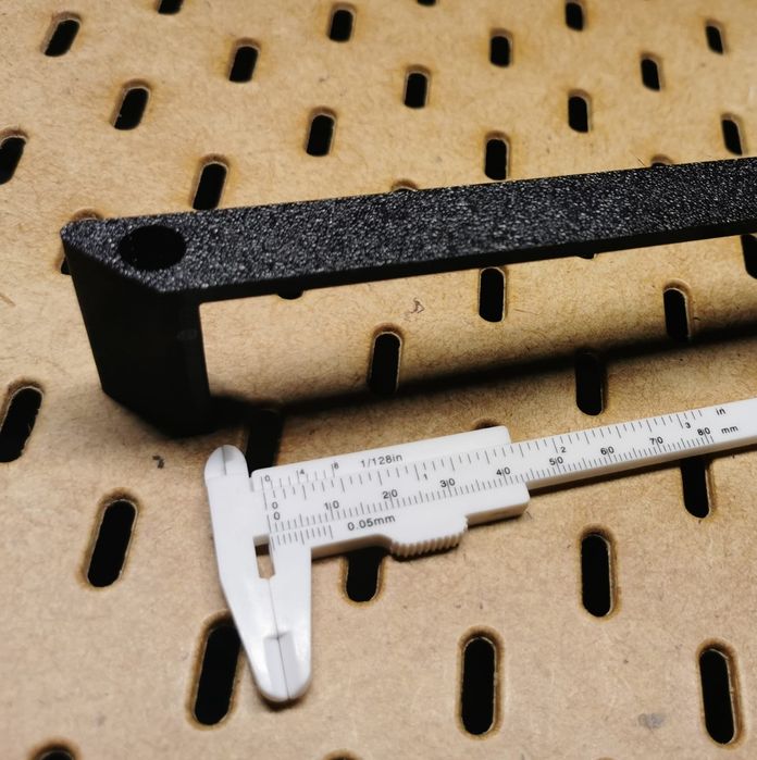 Wieszak na pokrywki do garnków na drzwi szafki