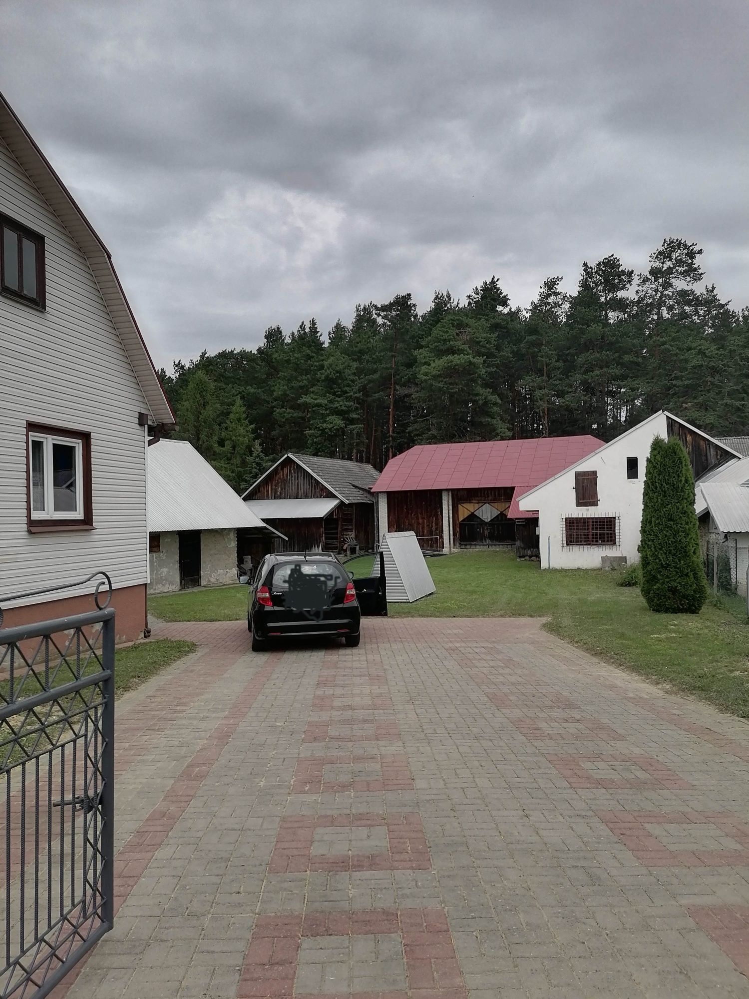 Sprzedaż domu wraz z budynkami gospodarczymi.