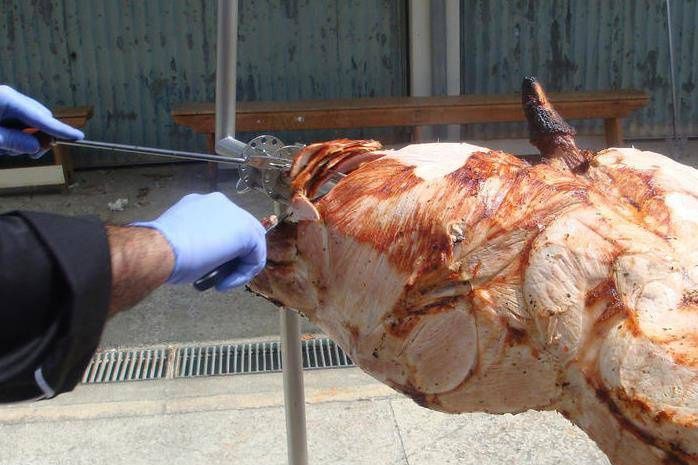 Assamos pernil no espeto