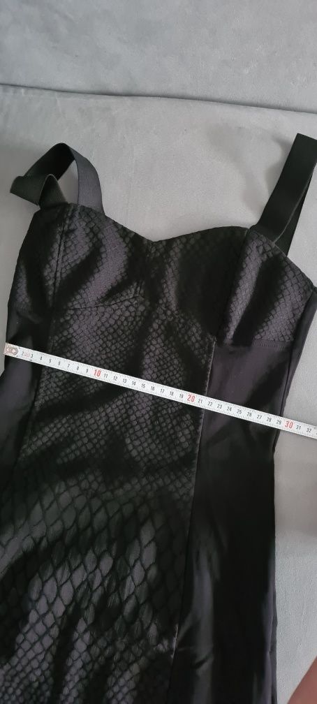 Sukienka mini, czarna, mała czarna, paski na plecach, na ramiączkach