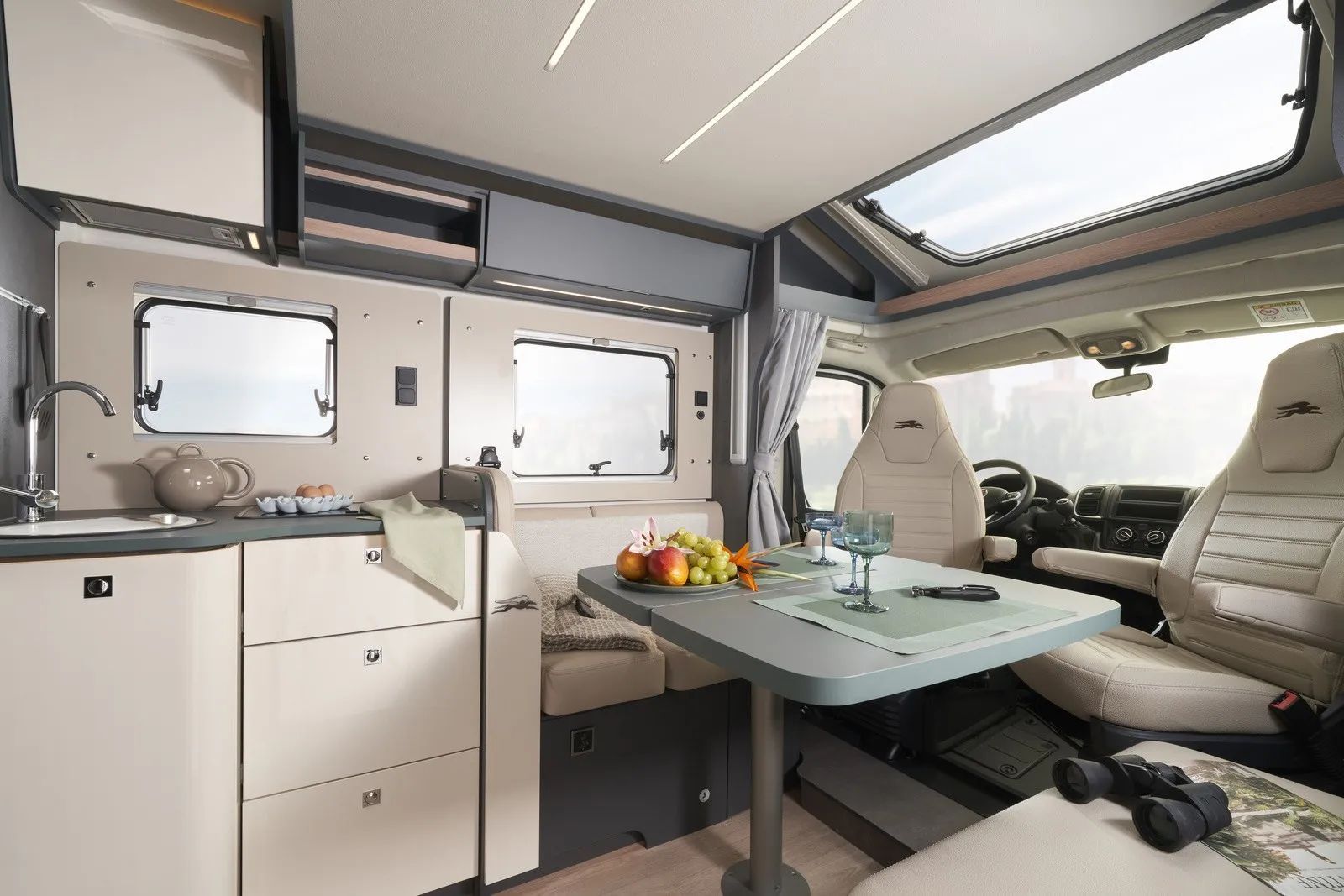 Laika KOSMO L 412 DS - Łóżko Królewskie  Dostępny od 21 lipca / Salon Face2Face + łóżko Queen Bed / Automat