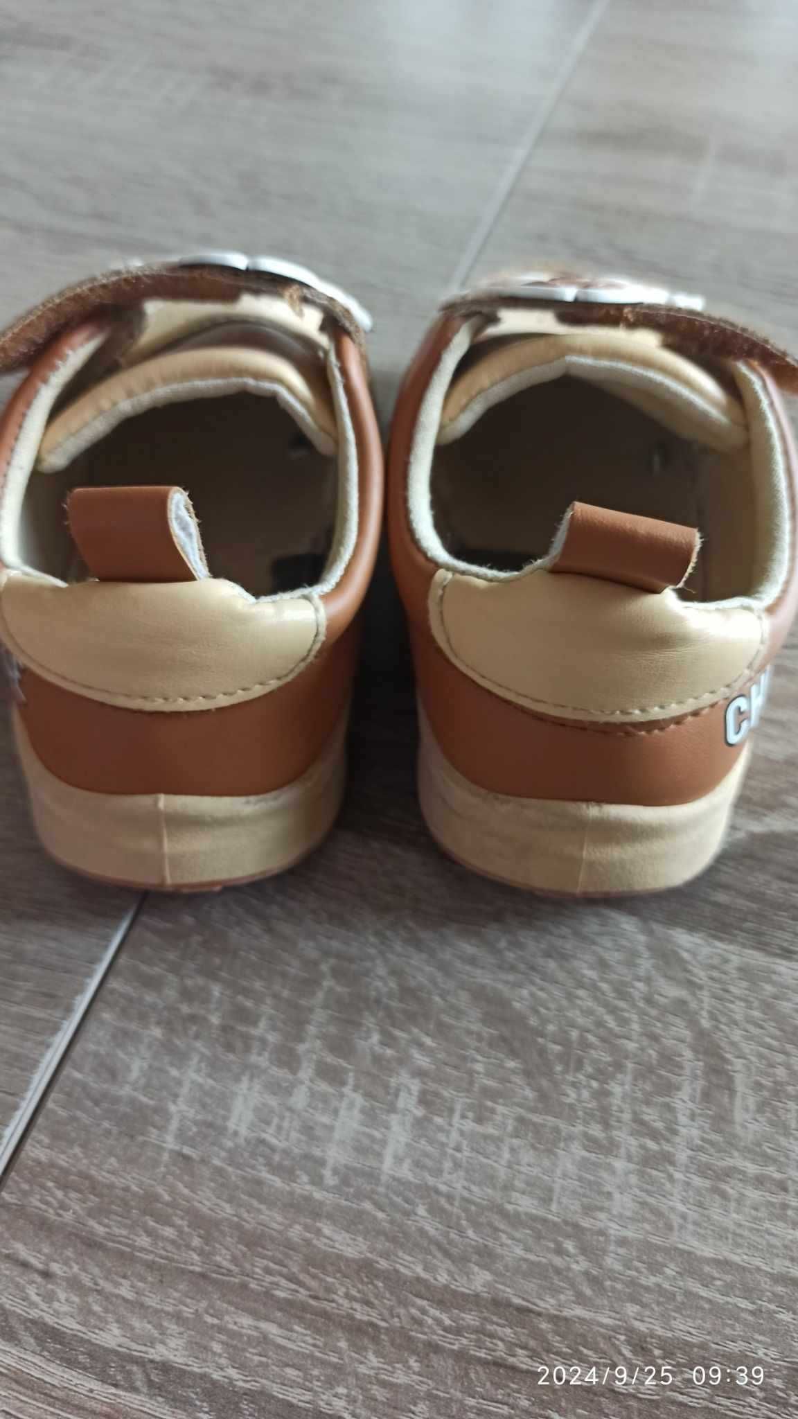 Buty sportowe chłopięce r. 22