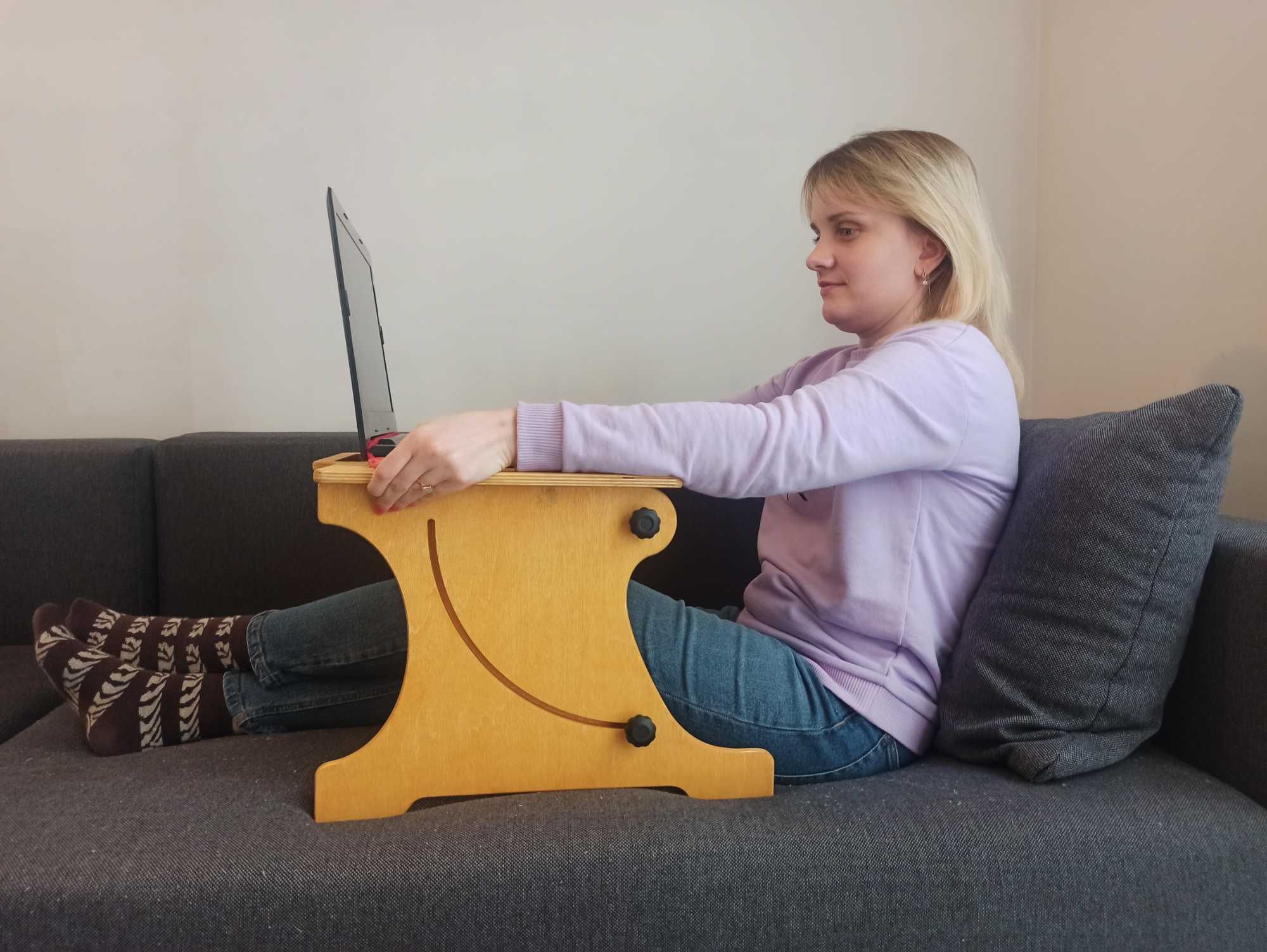 Chcesz korzystać z laptopa leżąco ? Stolik dla laptopa do łóżka