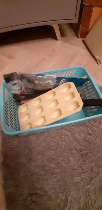 Różne przybory kuchenne i akcesoria domowe.