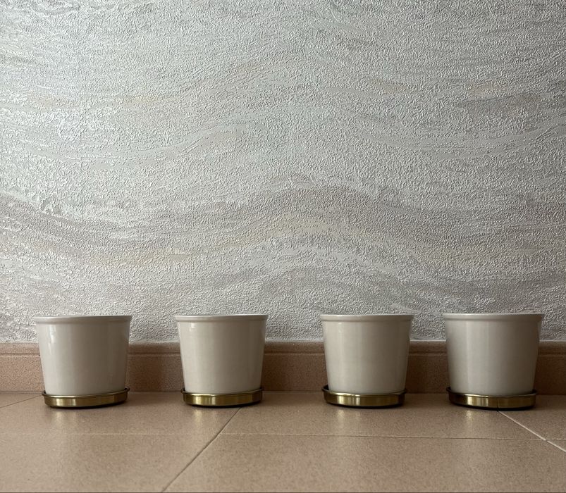 Conjunto de 4 Vasos Decorativos em Cerâmica com Base Dourada