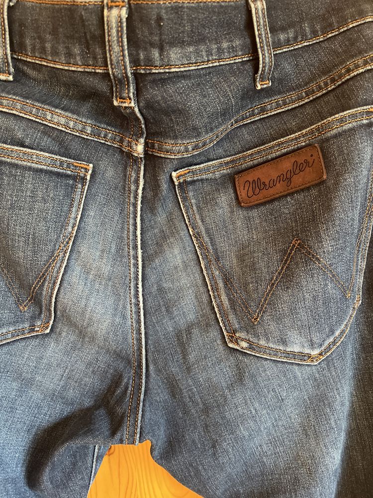 Sprzedam spodnie firmy Wrangler W32 L32 w odcieniu niebieskim