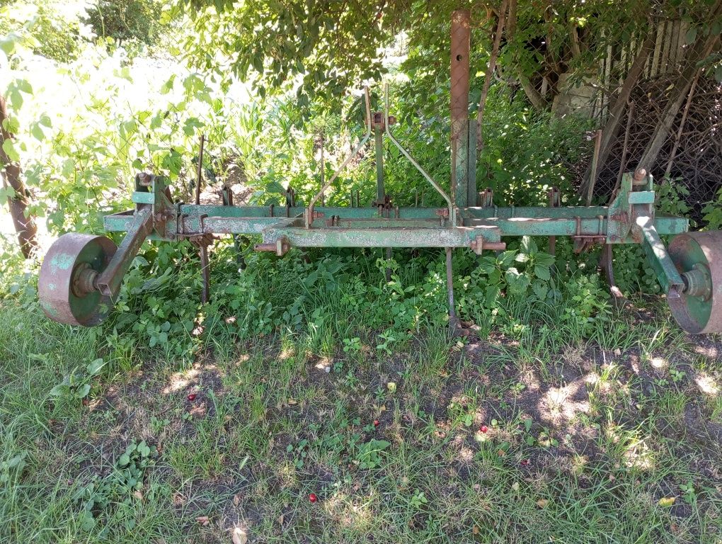 Трактор т 40 з плугом та культиватором