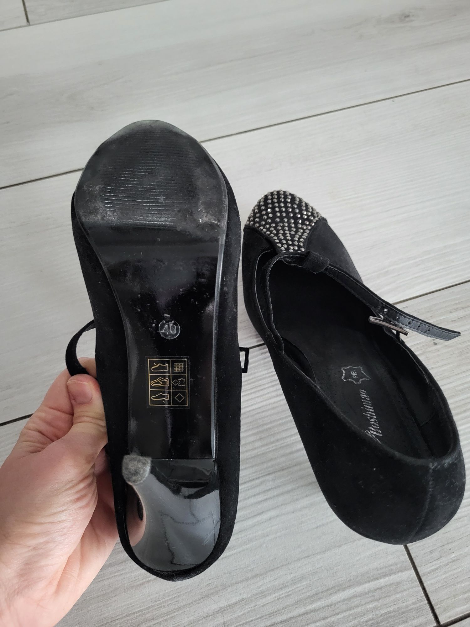 Buty zamszowe z cyrkoniami na pasek nowe 40