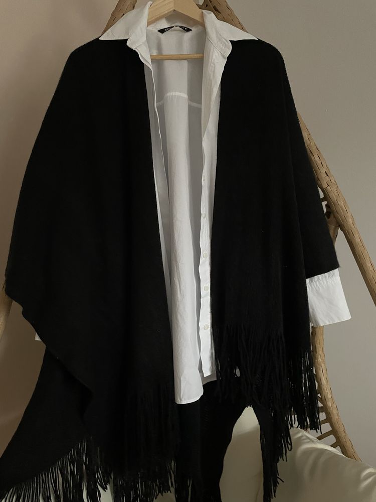 Czarne ponczo Pull&Bear