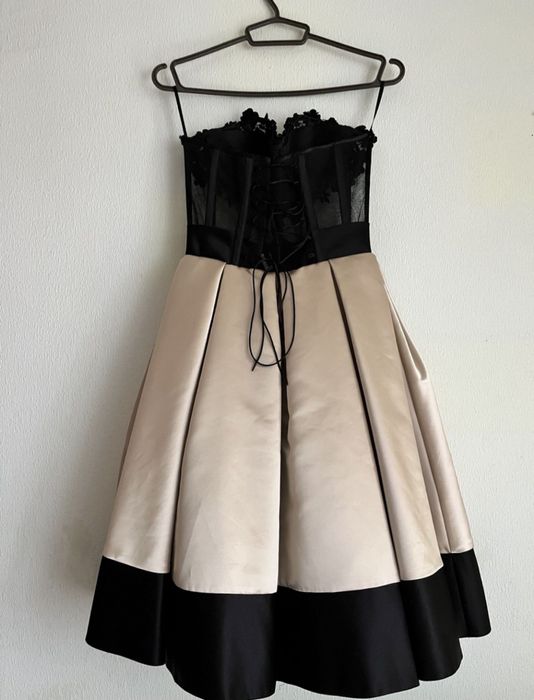 Плаття на випускний
з корсетом на завязках у вигляді шнурівки