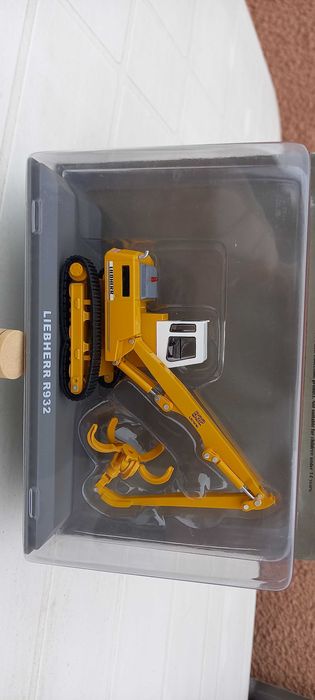 Komatsu,  Liebherr,  Volvo : 8 modelos escala 1/72.