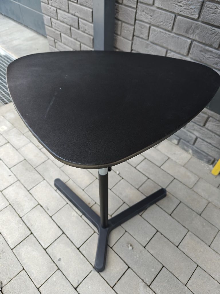 Czarny stolik na laptopa Ikea