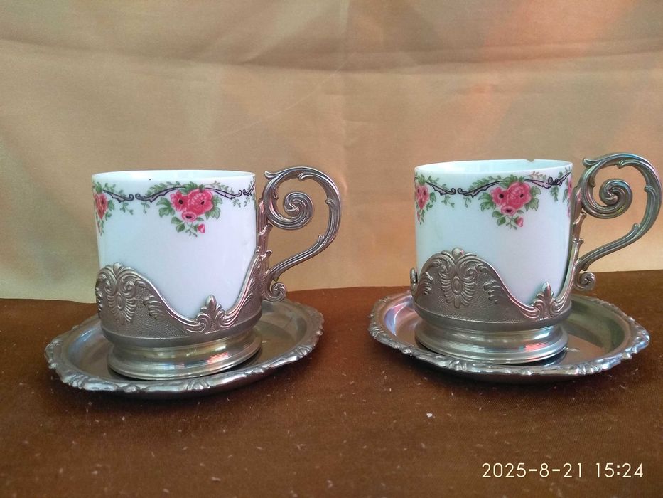 Кофейные чашки в подстаканниках с блюдцами. Италия