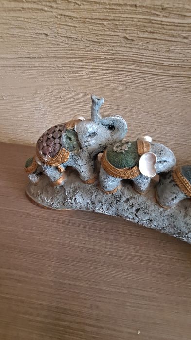 Słonie figurka uszkodzona.