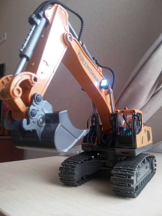 Крутий дитячий екскаватор на радіокеруванні поворотний зі звуком 1:20