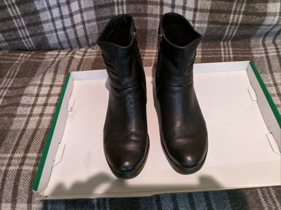 Продам ботинки женские.