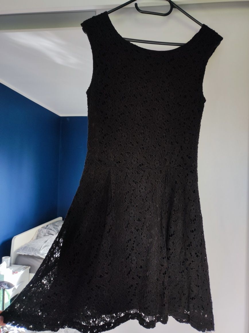 Czarna koronkowa sukienka M Sinsay