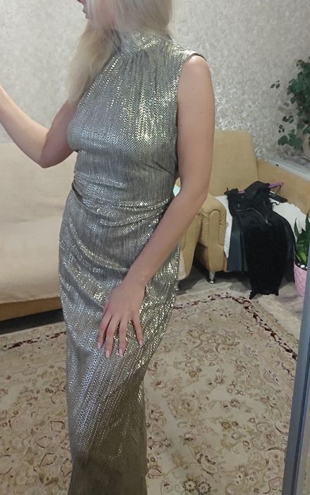 Жіноча сяюча сукня.