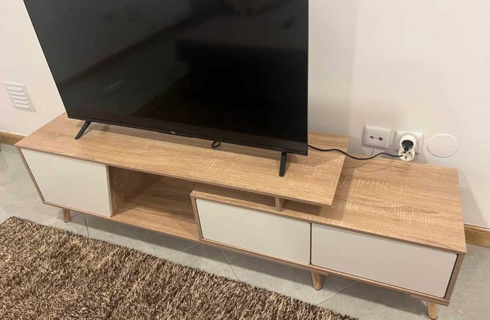 Movel televisão castanho e branco