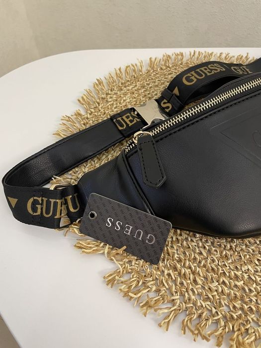 Wyprzedaż Guess elegancka nerka na każdą okazję