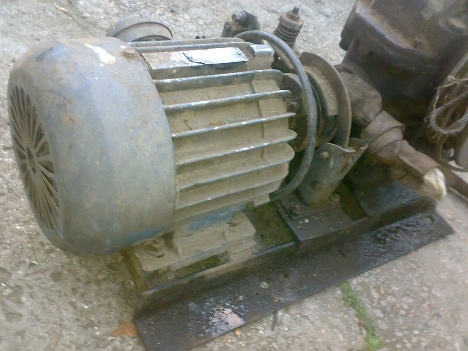 Электро лебедка .3 квт 1420 об мин.для  подъема лодки.машины         .