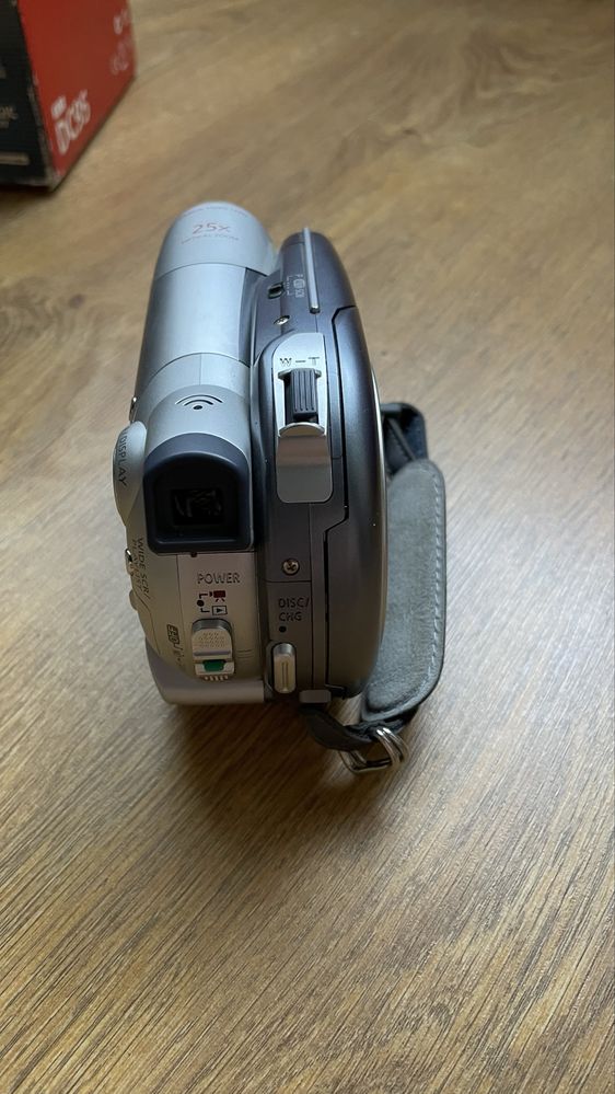 Продам видеoкамеру Canon DC95