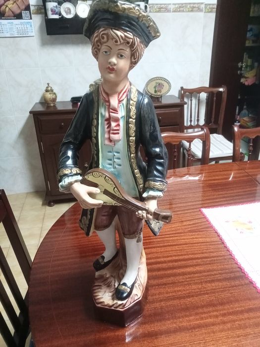 Boneco pintado á,um lindo príncipe