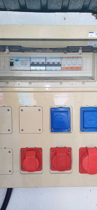 Cabine de obra c/ disjuntores e tomadas trifásicas