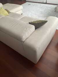 Sofa com chaise long,  tapetes e cadeiras