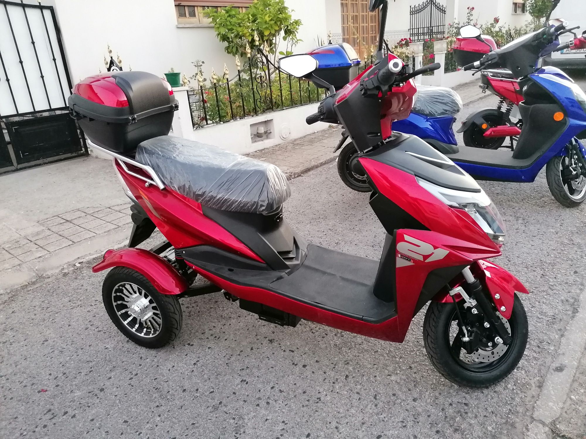 Scooter elétrico com 3 rodas amorteced  em bom estado