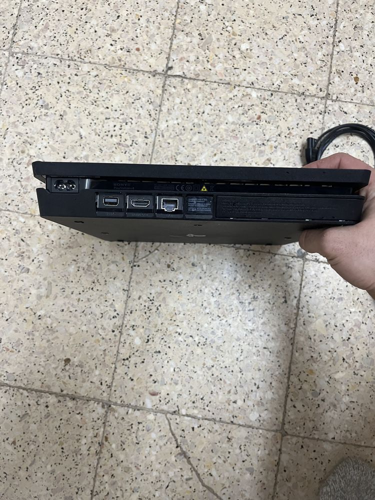 Playstation 4 com comando