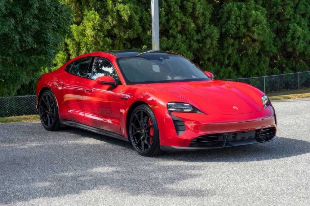 Porsche Taycan      2023
