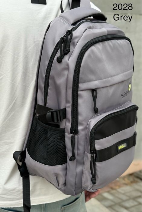 Якісний рюкзак для школярів, є в різних кольорах.