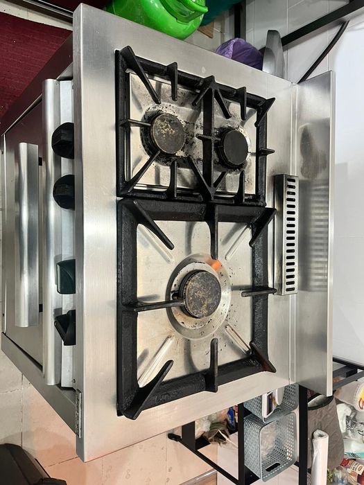 Vendo fogão industrial com forno 79cm comprimento X