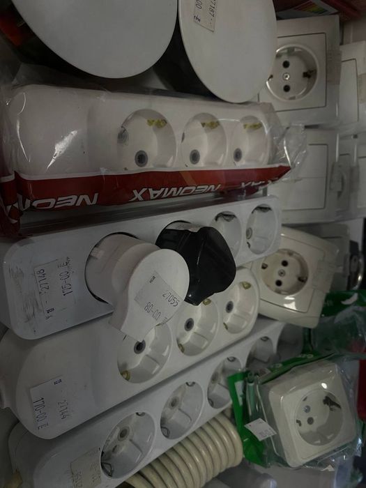 Автоматичні вимикачі, розетки, переноски