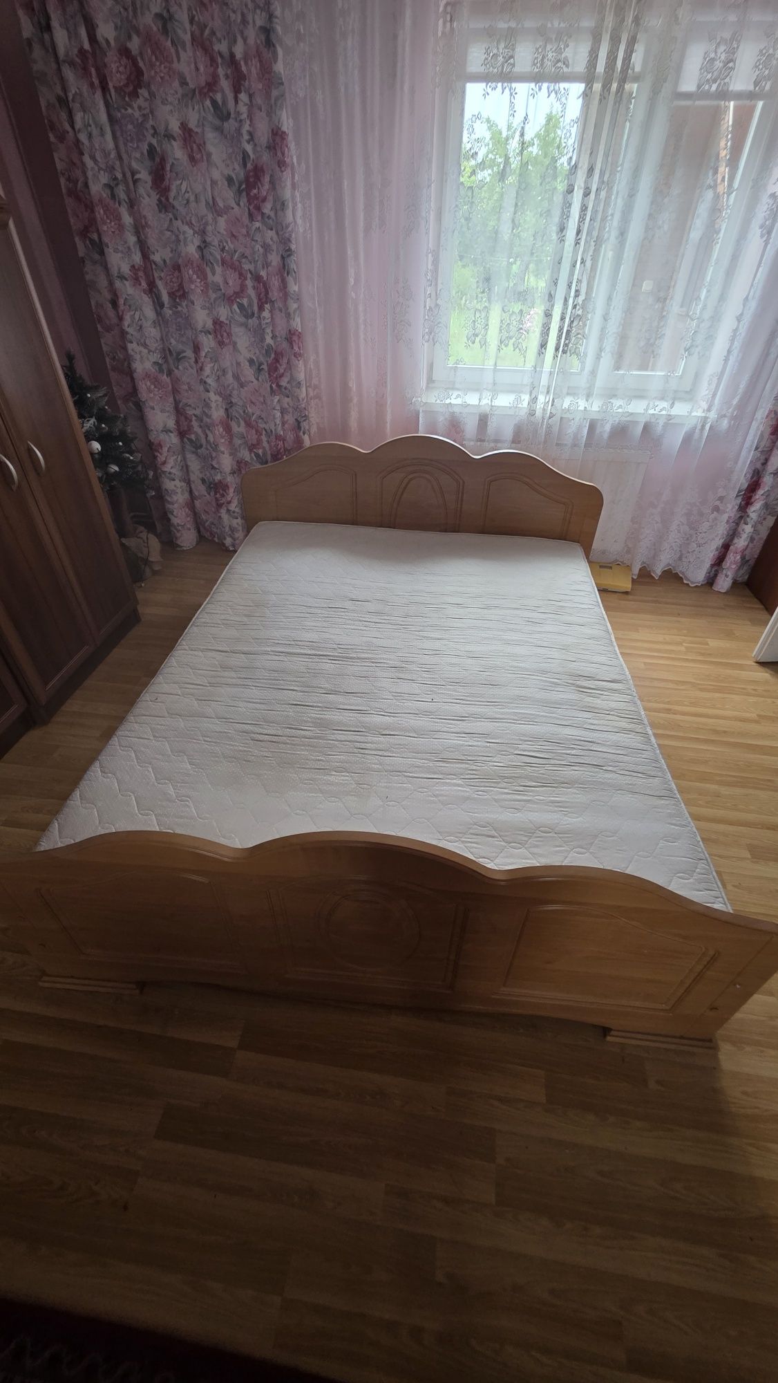 Łóżko podwójne drewniane z materacem