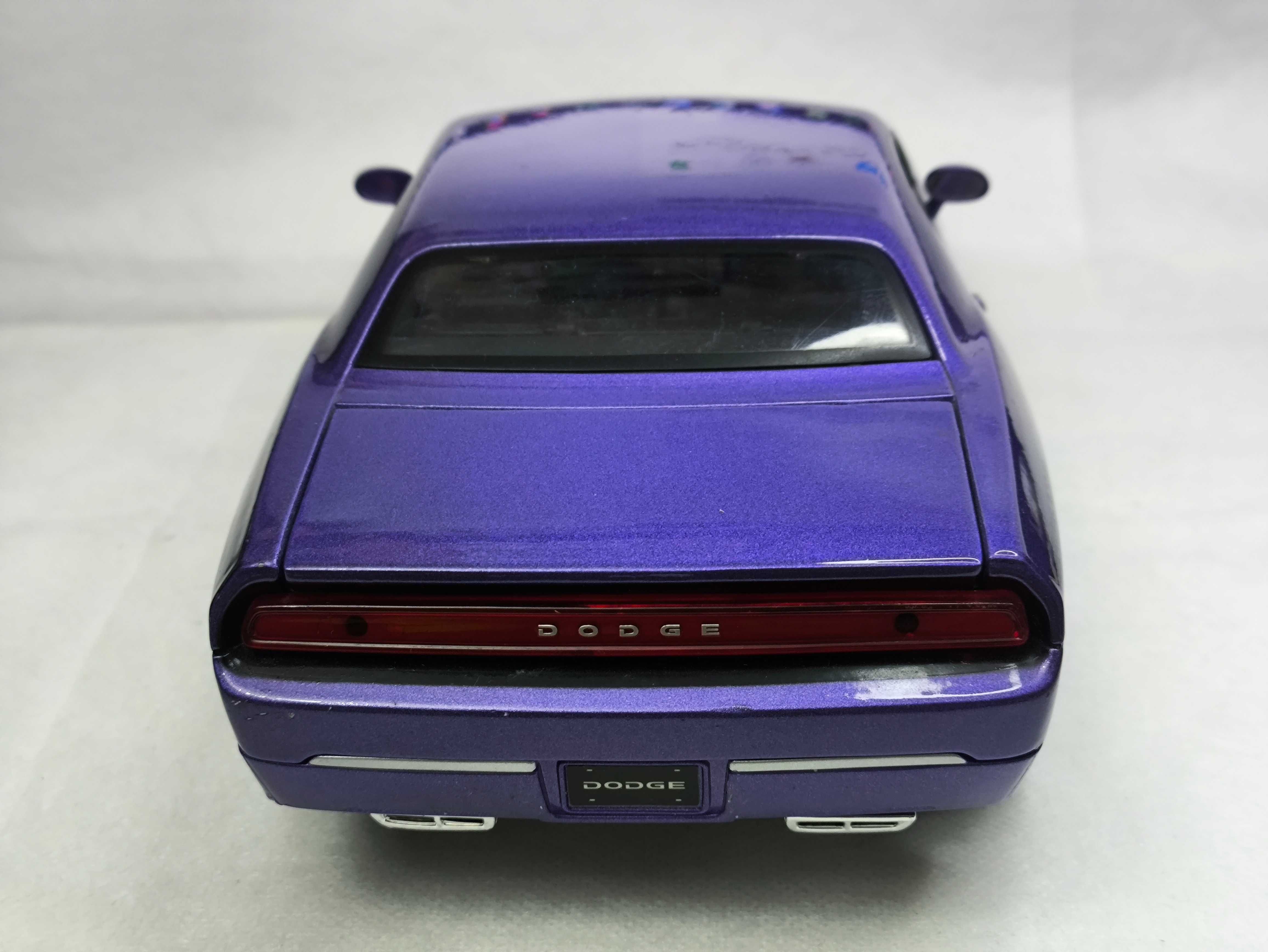 Модель Dodge Challenger Concept 2006 1.18 Maisto Violet