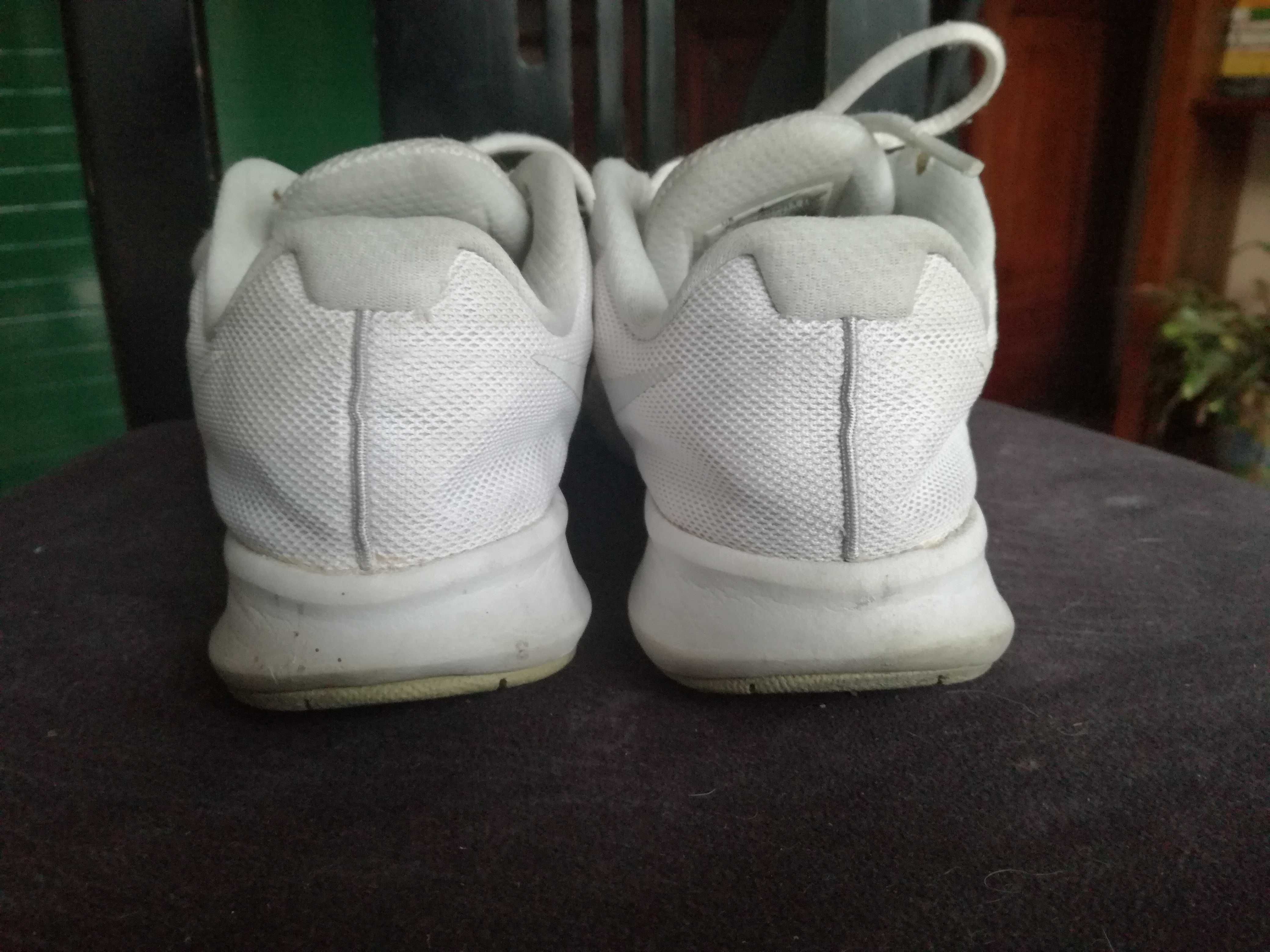 Tênis sapatilhas com atacadores brancas Nike