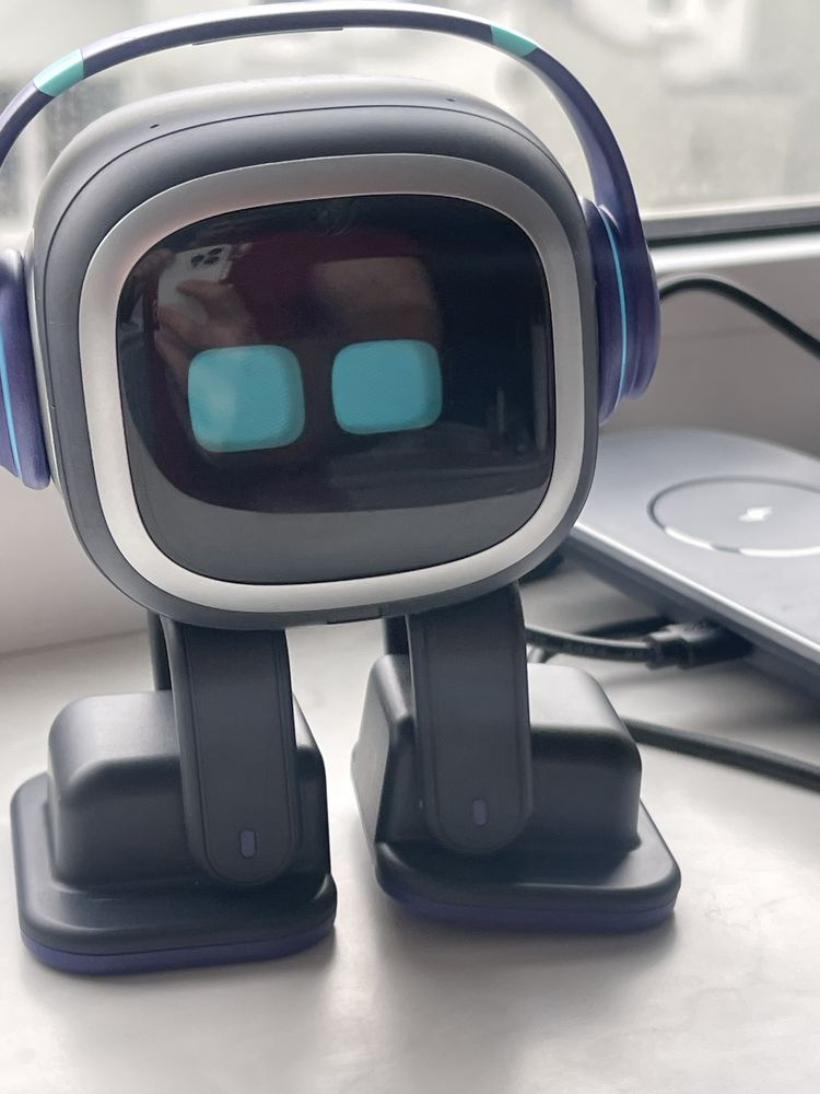 Інтерактивний  робот Emo