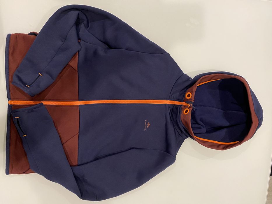 Casaco polar com capucho com proteção das mãos