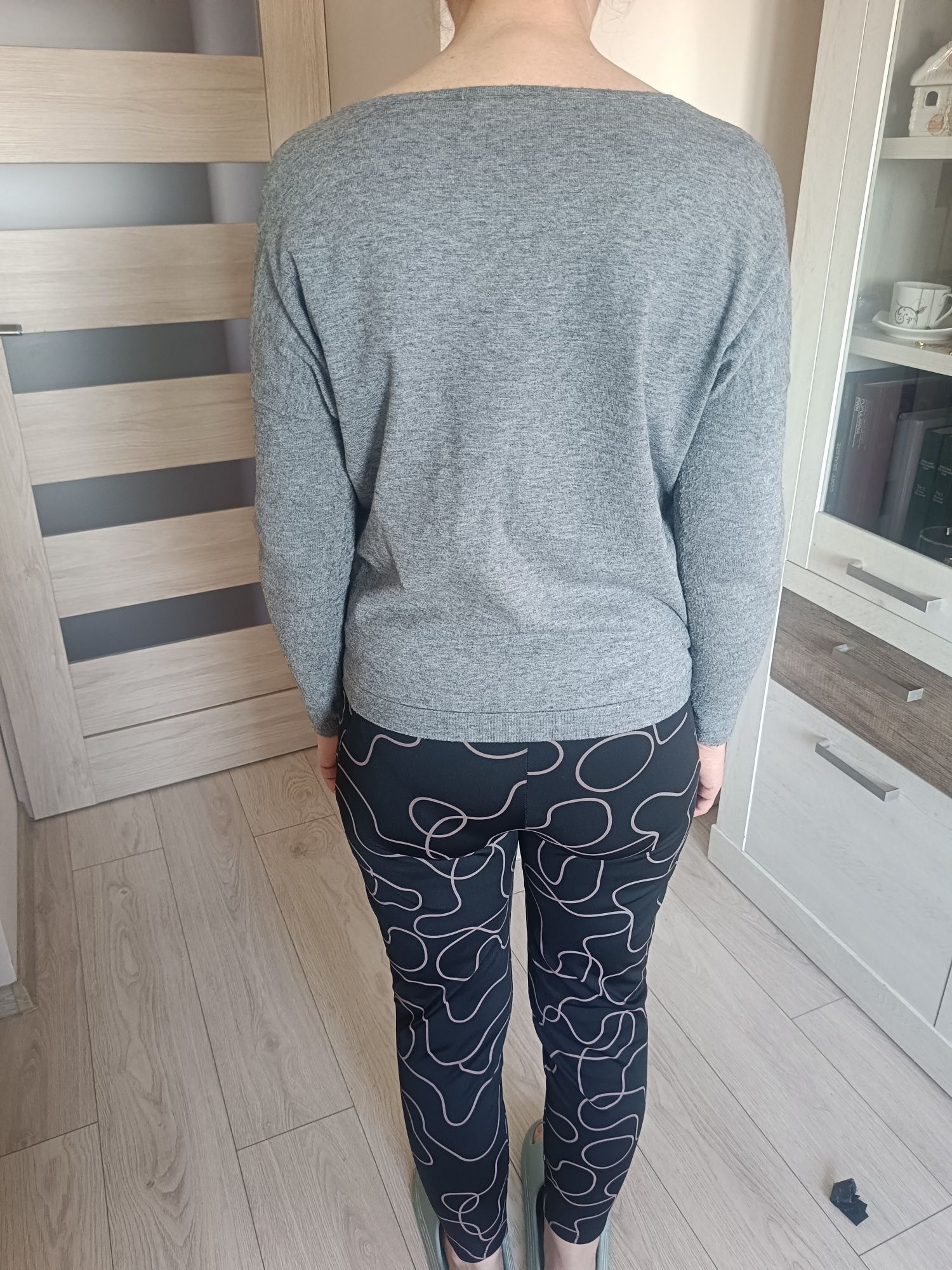 Szary sweter ze zdobieniem na dekolcie